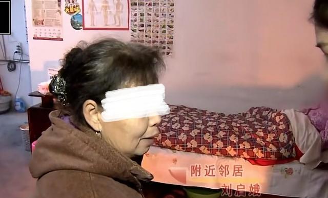 湖南一女大学生因爱精神失常，和街边50岁流浪汉生孩子，母亲崩溃