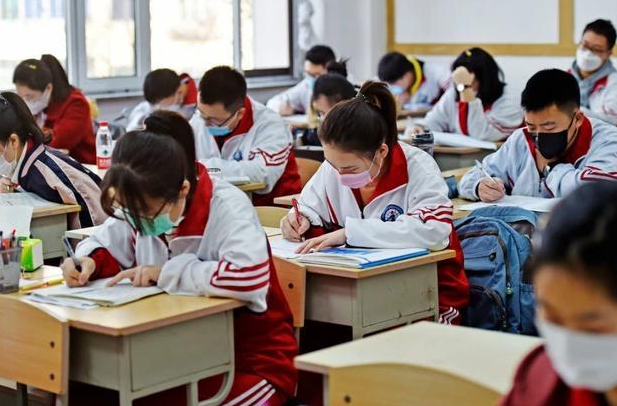 2021高考刚过一本分数线，冲刺还是以保为主？班主任告诉你答案