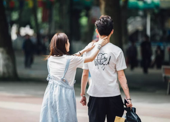 扒墙翻窗也要听？武汉大学恋爱心理学爆火，网友：对知识的渴望