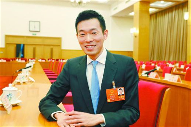 托福满分，耶鲁毕业生，年薪可达6位数，而他却选择在农村做村官