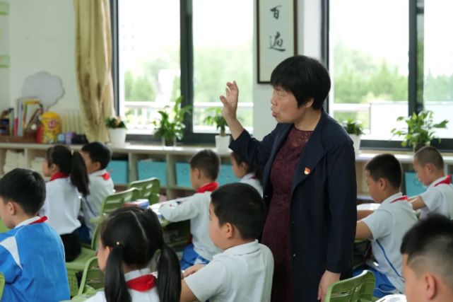 一句“晚八点，不作业”引起“争议”，这位校长用学生成绩“回击”质疑