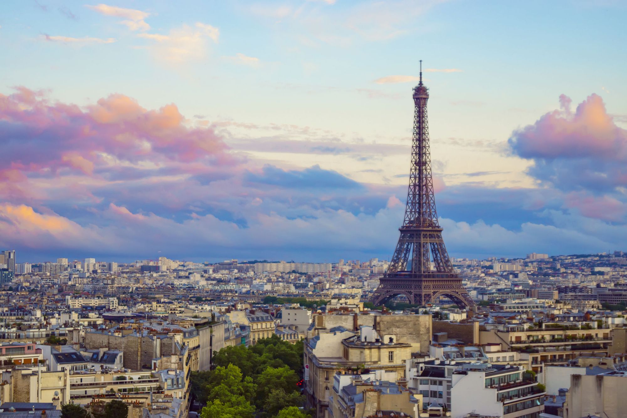 埃菲尔铁塔:巴黎城市地标,被法国人爱称为"铁娘子"