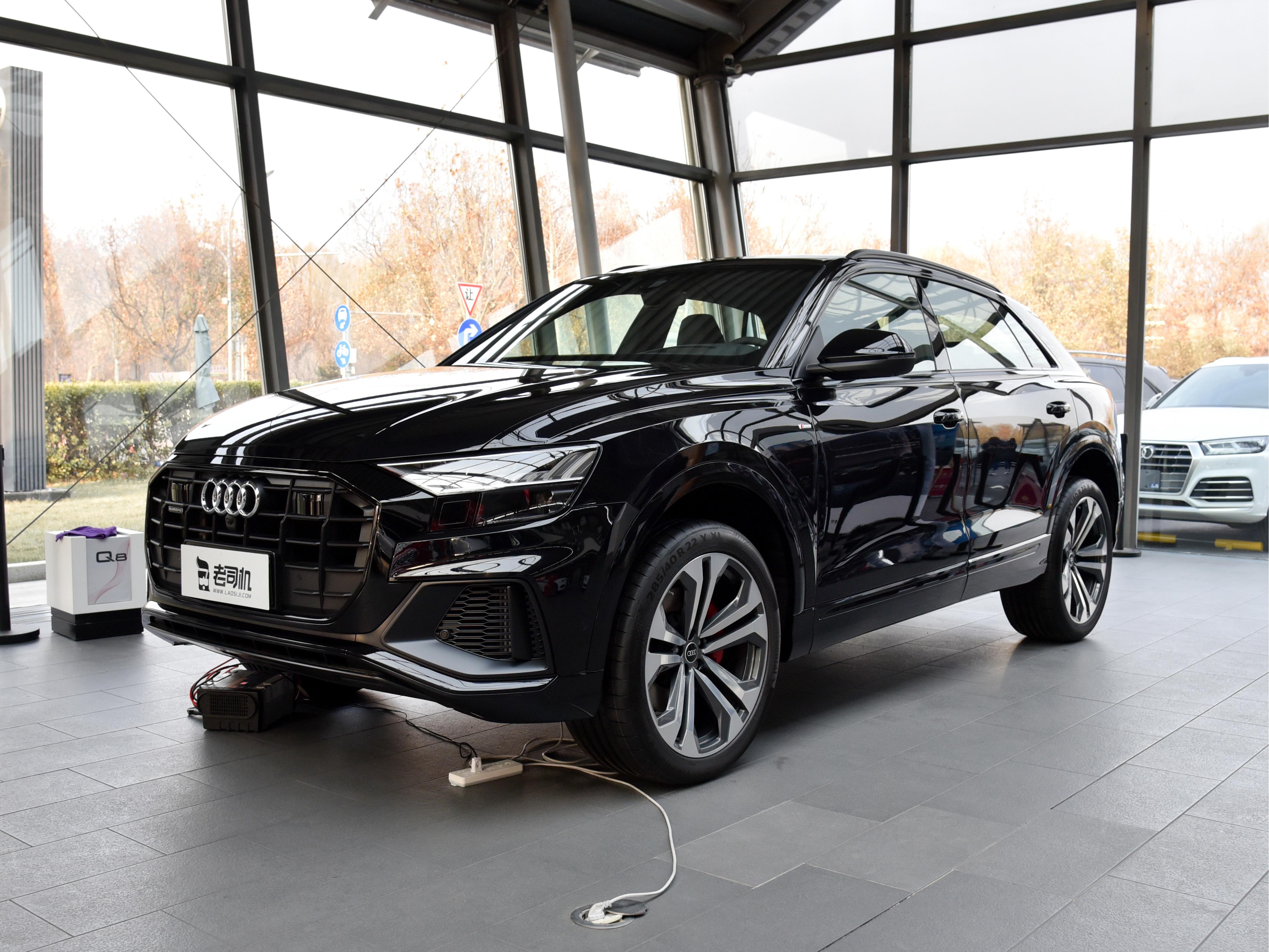 大尺寸的豪华原装进口车,德系豪华旗舰还是6缸,实拍奥迪q8