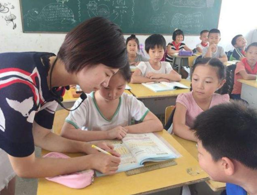 怀孕女教师坚持在校上课，反而遭校长点名批评，原因引人深思