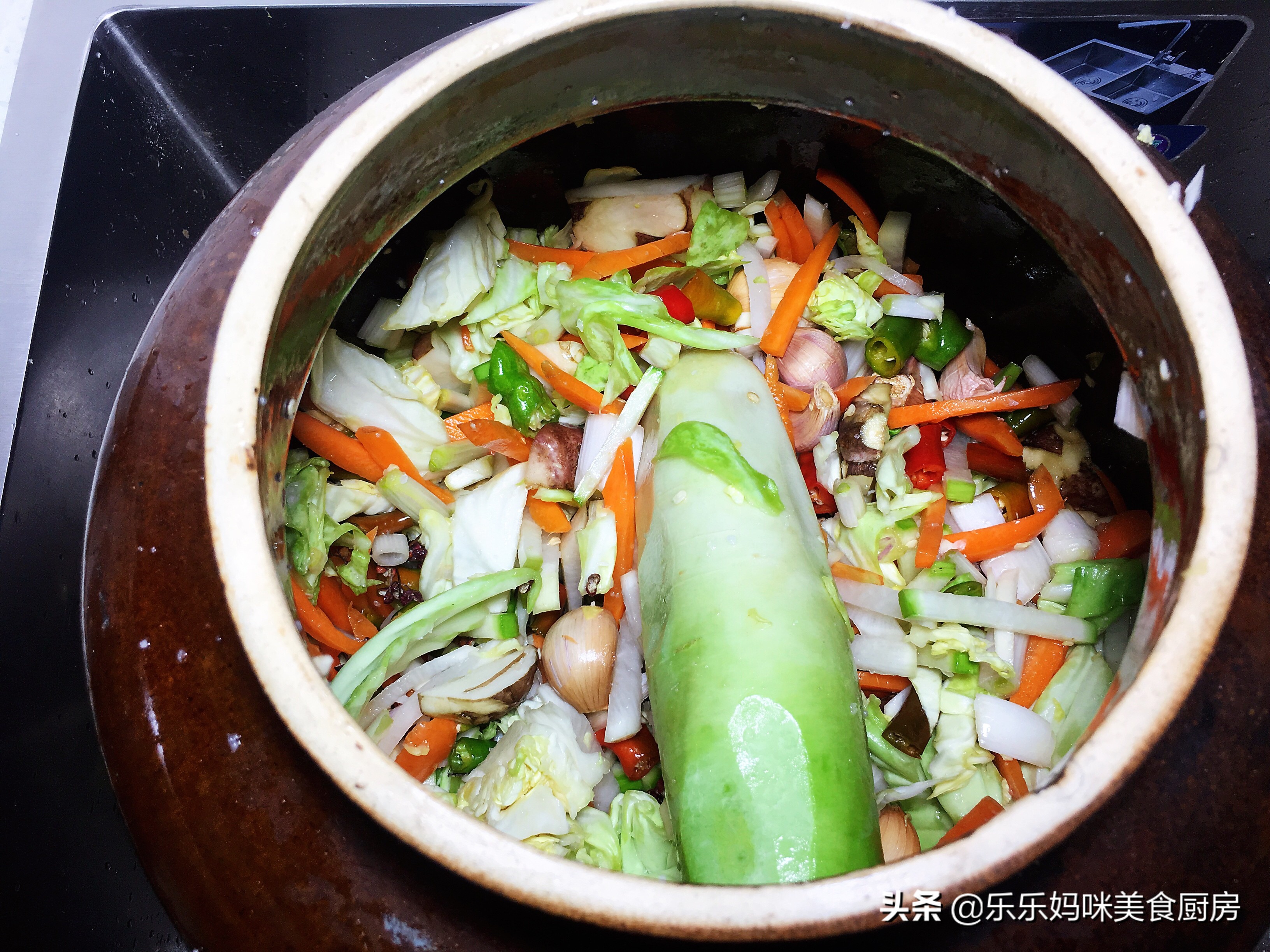 每年秋季，妈妈都用这方法腌咸菜，7种食材腌1瓮，够吃一冬