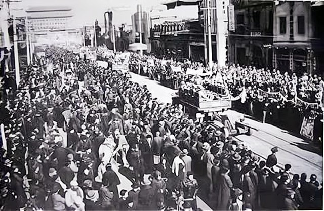 1949年是谁选定中南海，成为中央机关在北平的办公地点？