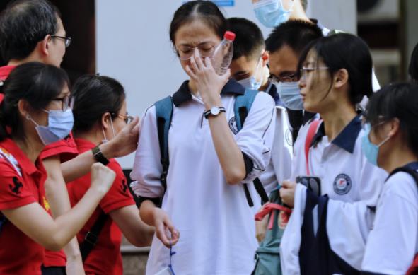 高考生估分420，家长埋怨：天天学到半夜，跟200分的学生抢大专