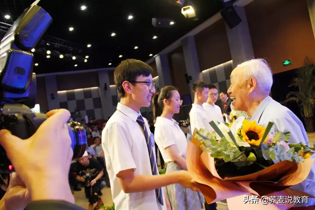 今年全国第一封本科生录取通知书，发出了！猜猜是哪所大学？