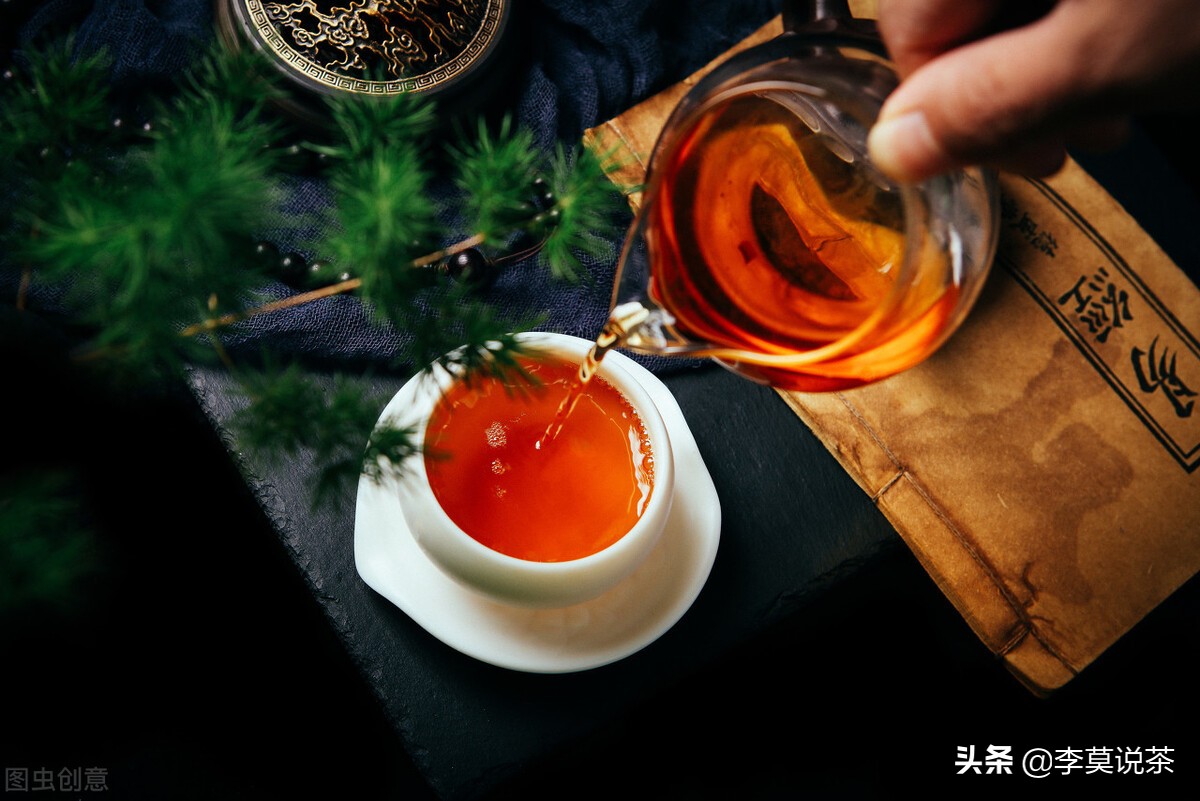 风清月高夜，女人品茶显优雅