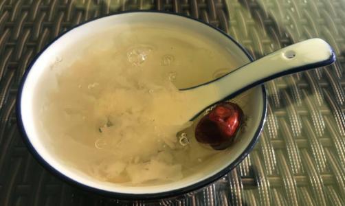 四川通江县的极品银耳，吃中草药长大，堪称平民燕窝，300块一斤