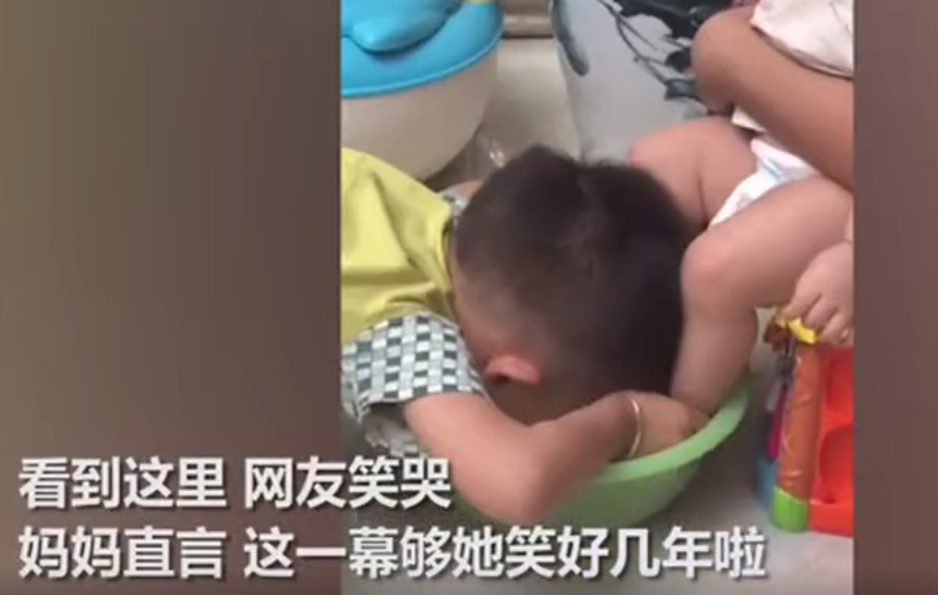 “暖心”哥哥火了，给妹妹洗脚时突然扎进盆里，满屏都是榴莲味