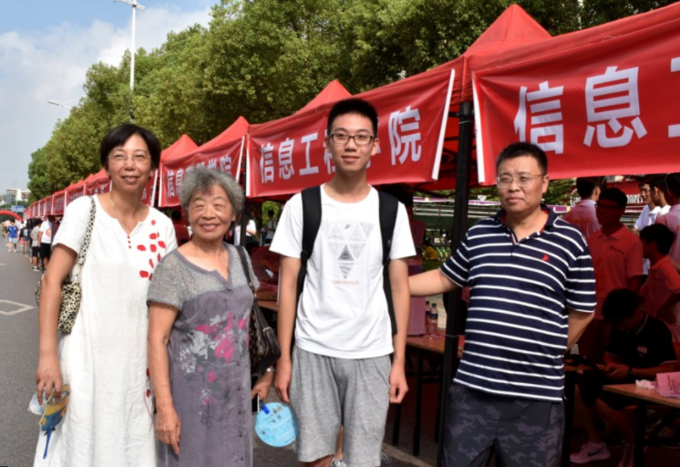 武汉学院新生开学，“迪丽热巴”前来报到，引老师和学生“围观”