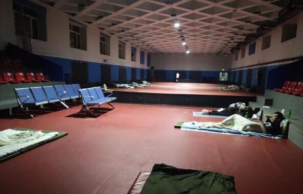 哈工大学生酷暑难耐，在行政楼前打地铺来避暑，学校的处理很无语