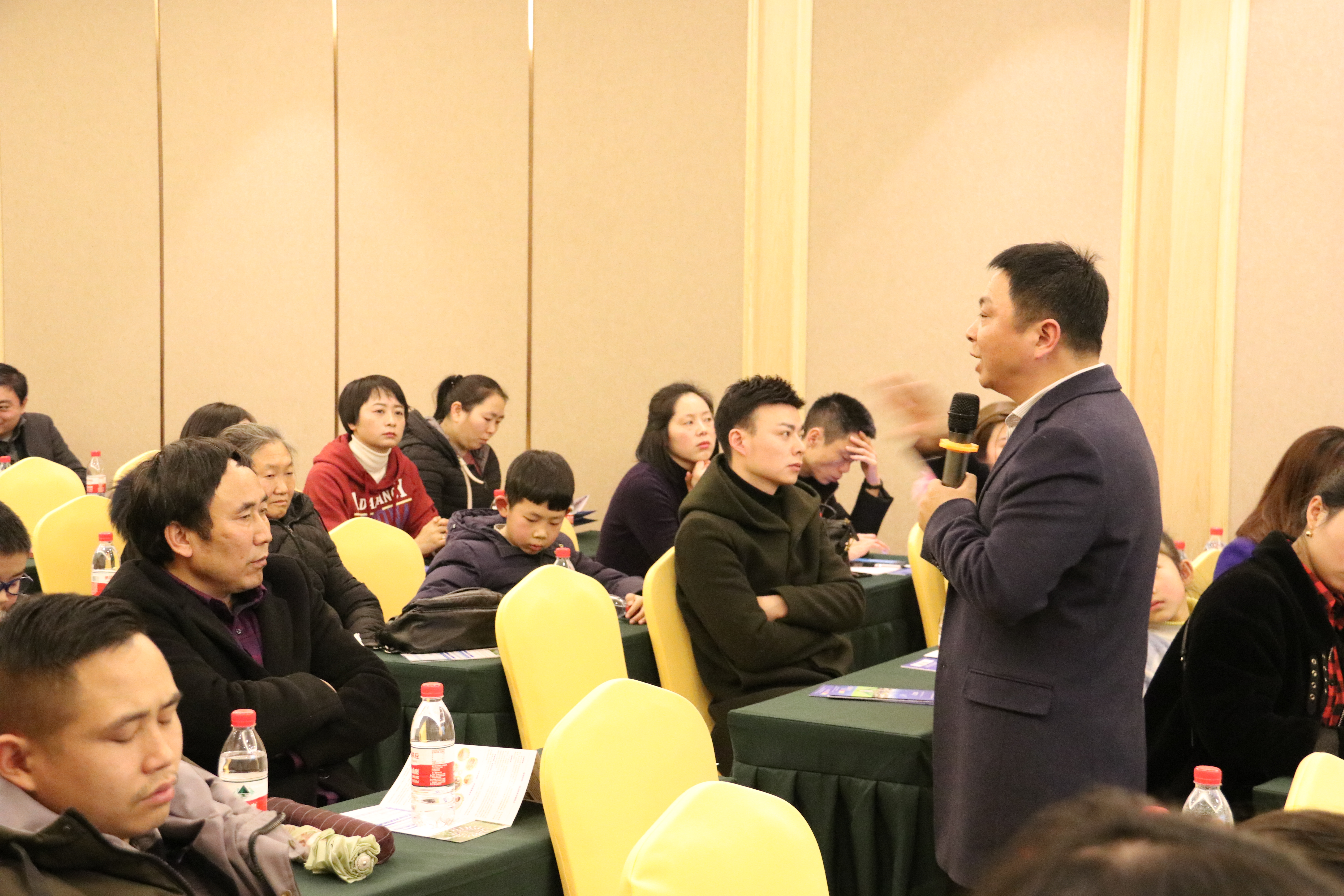 许孩子一所充满爱和智慧的学校