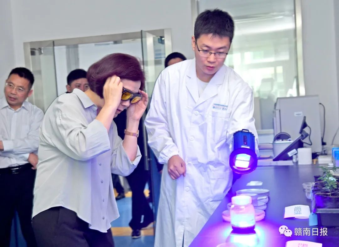 吴忠琼在赣南师范大学调研