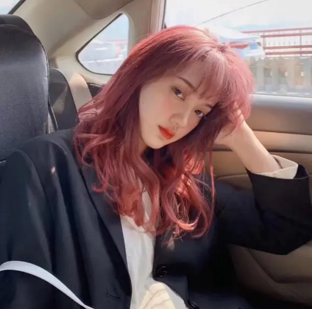 亚麻灰棕色头发图片(2020年流行发色趋势) - 赤虎壹号