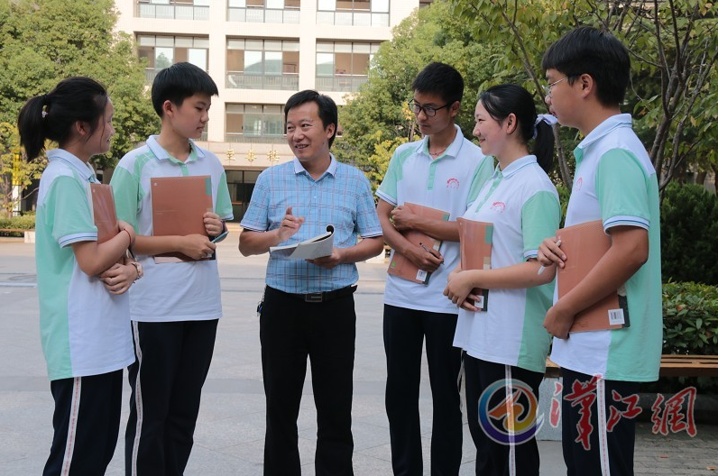 湖北超牛班主任：22人考上清华、北大，摘取湖北省文、理双状元