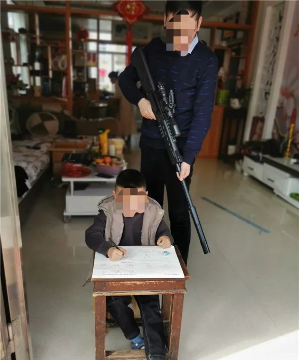小学生补寒假作业走红，你的童年我的童年，好像都一样