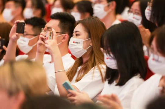 大学生间的“私下交易”，看似方便了自己，但“后续危害”可不小