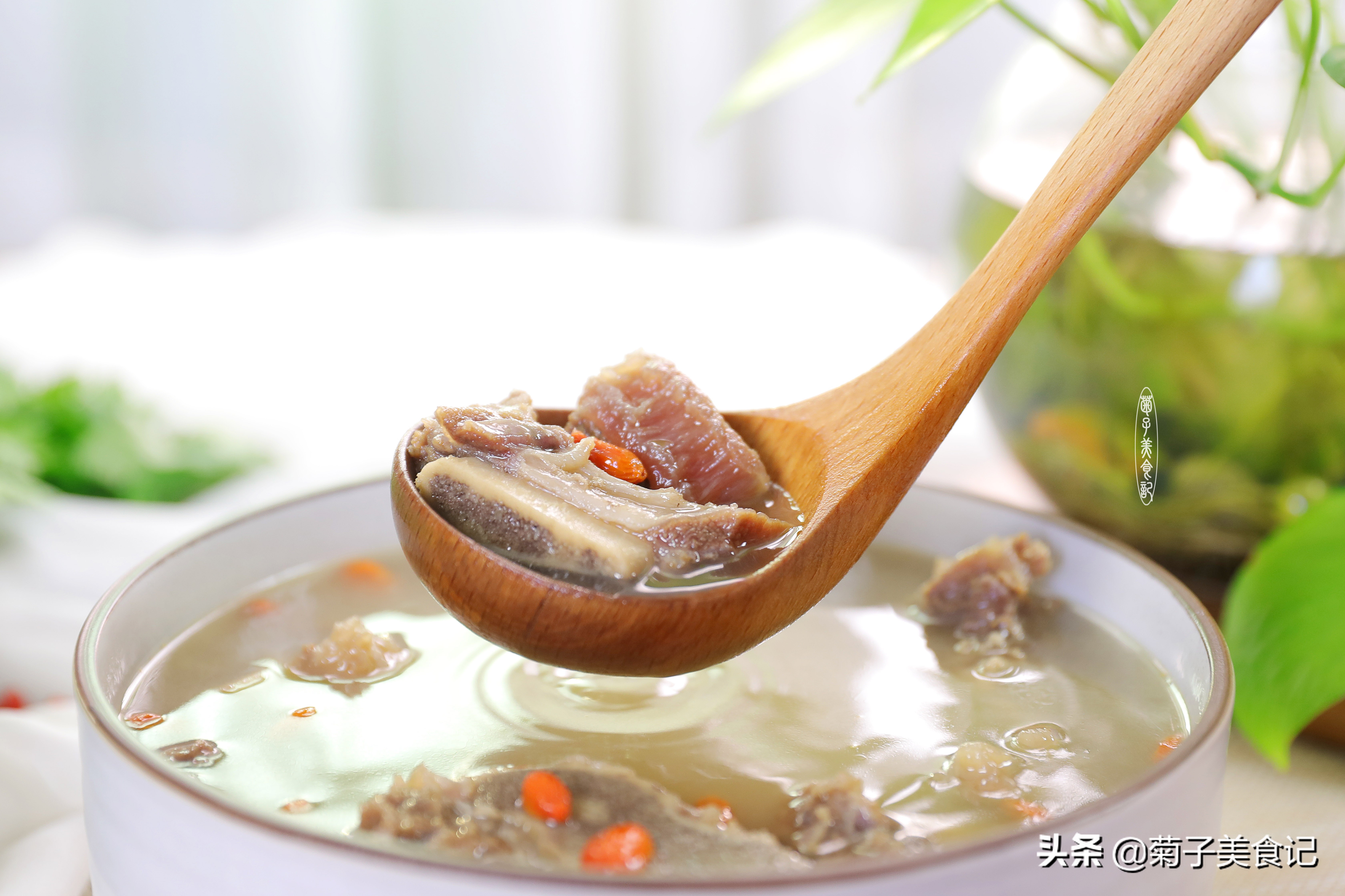 46块钱一斤的牛排骨，买了两斤炖一锅汤，菜色清亮，全家都爱喝