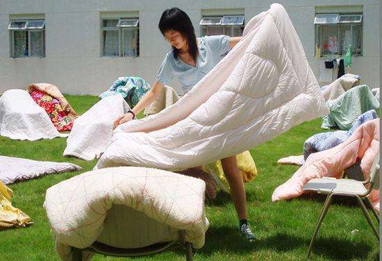 蚕丝被哪家好晚上睡觉时我们应该选择盖丝绸被子还是棉被我以前不明白