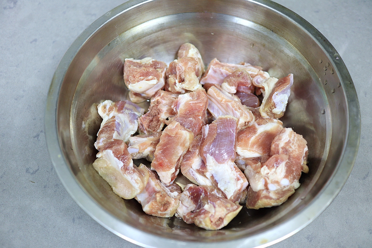 这锅排骨乱炖特适合秋冬，浓香入味料真多，一锅抵4菜真带劲