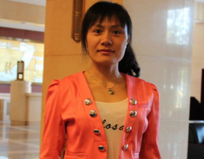 14岁辍学打工，刘丽靠洗脚供百位贫困生，2010年感动中国后如何了