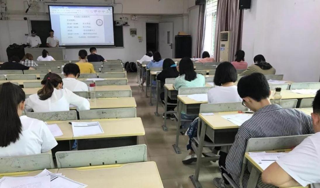 考研要求四六级成绩吗？部分高校发布通知，没过四级的学生要留意