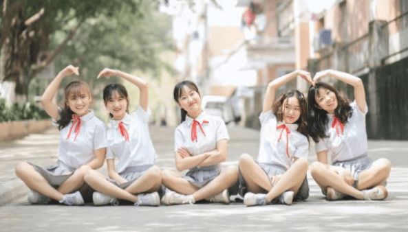 女大学生穿JK拍摄毕业照，被喷“有伤风化”，学生回怼有病就治