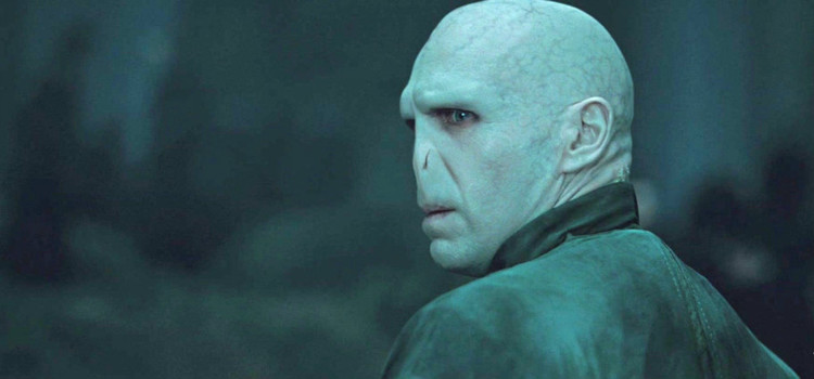 西·波平顿爵士(又被称为"差点没头的尼克")校友:哈利·波特,赫敏·格