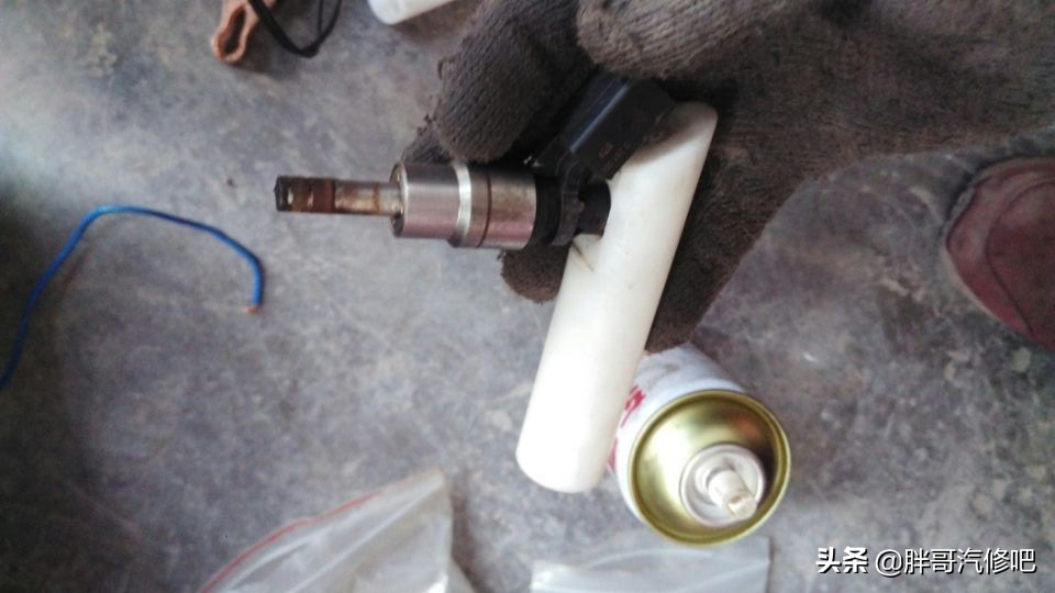奥迪A6L发动机抖动漏油，胖哥清洗高压喷油嘴，更换机油散热垫