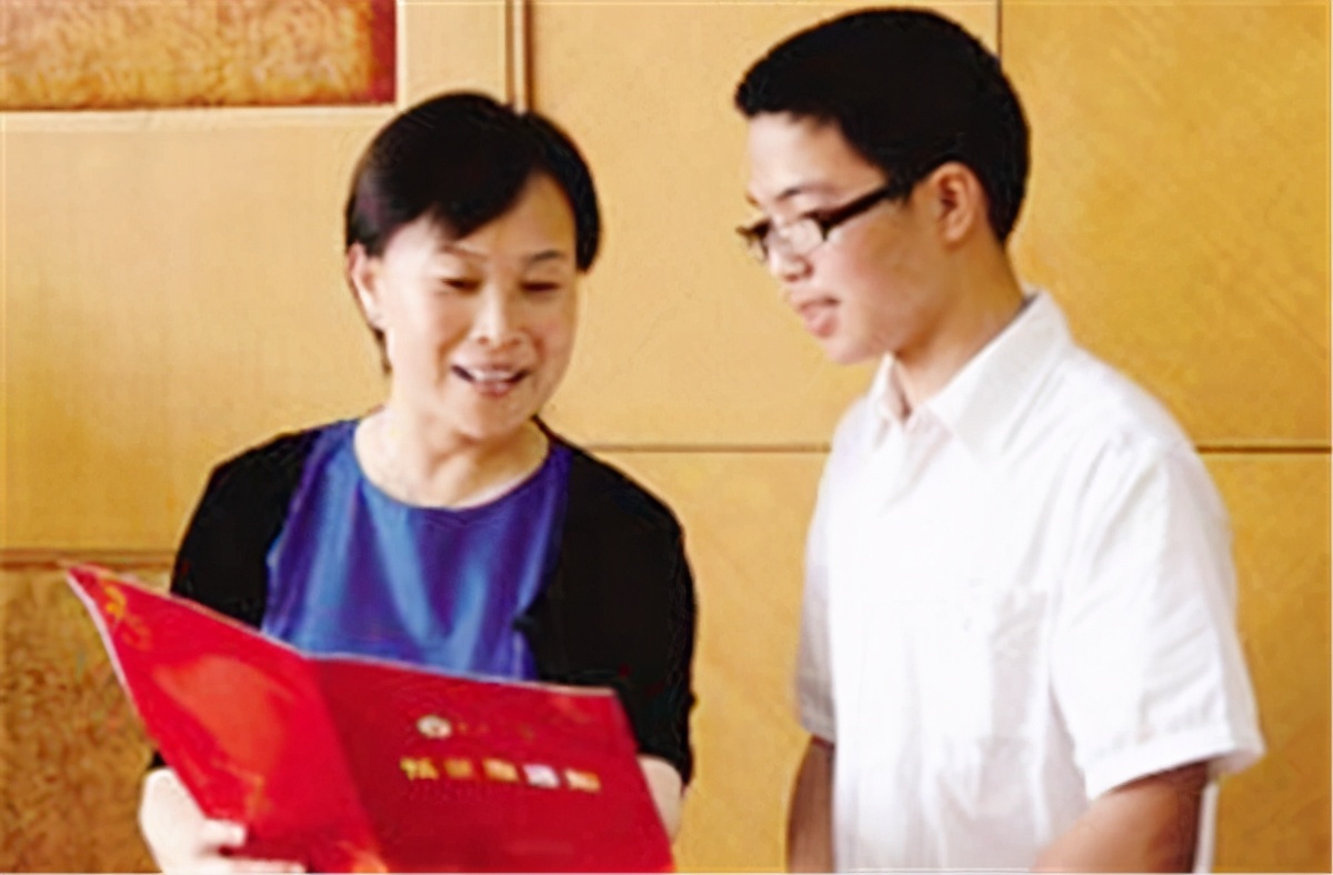 高考满分作文，30字老师不认识，阅卷组长做了近2000字注释