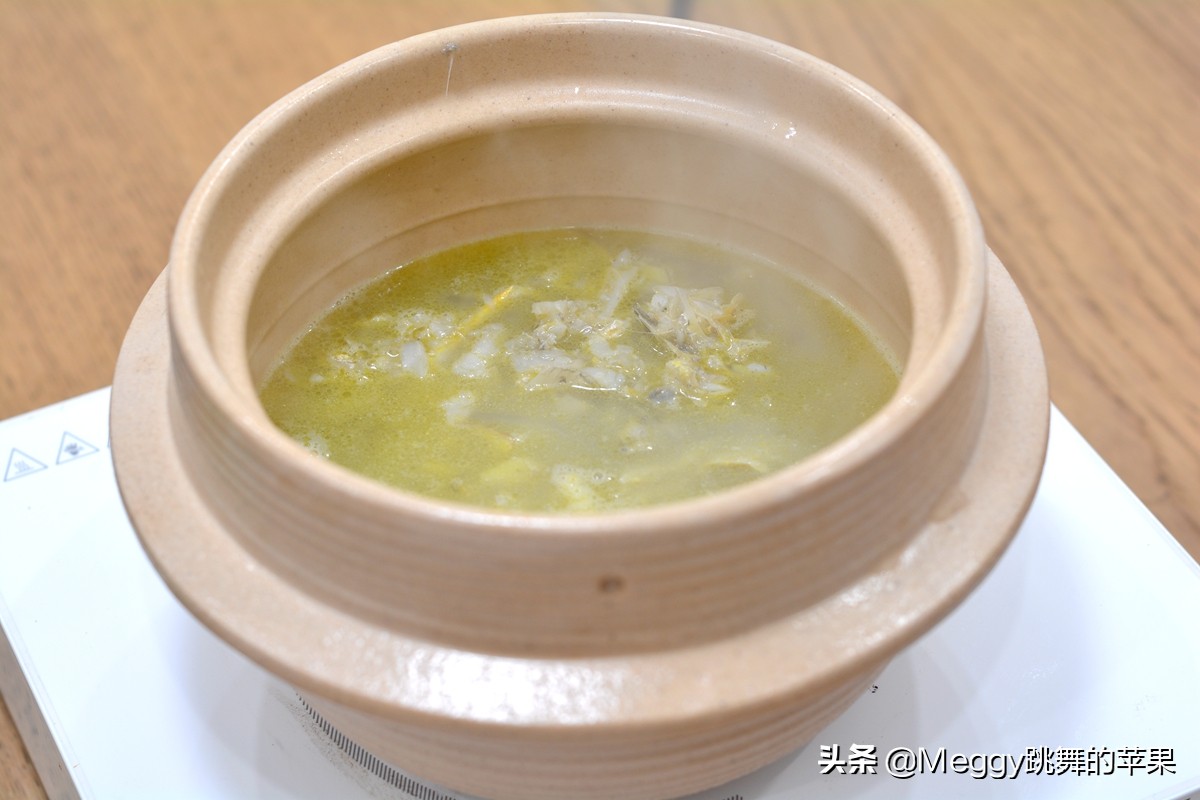 这家媳妇太会过日子,喝汤剩下的鱼肉不浪费,做1碗肉松喝粥真棒