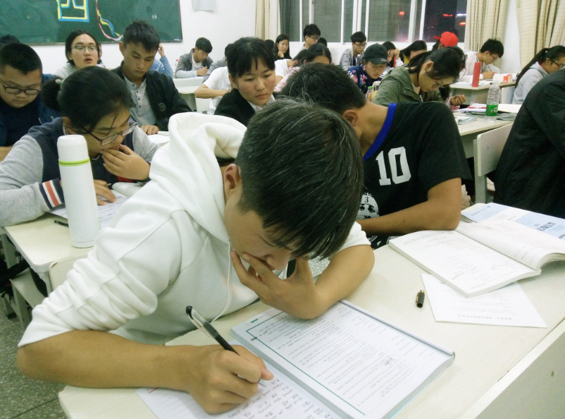 为什么大一新生要上晚自习，大二却不用，学姐：其实是为了这些