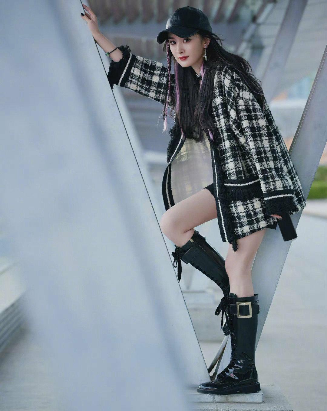 杨幂紫色脏辫才叫潮,黑皮棒球帽配格子上衣甜酷,光腿穿长靴减龄