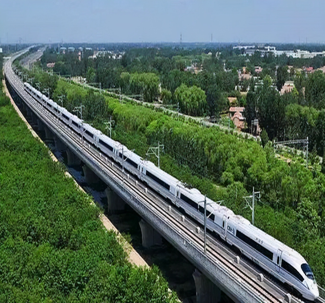 中国高铁每年耗资8000亿，对我国来说是利大于弊，还是弊大于利？