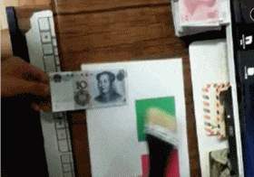 搞笑GIF开心一刻：椅子很实用，在后备箱放一个，以备不时之需