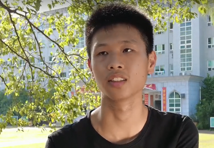 湖南男孩罗湘毅，611分报考军校被录取，喜报传来，父母笑容灿烂