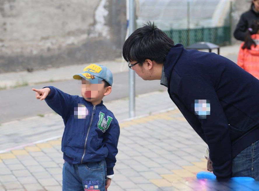 男孩遇上人贩子，不慌不忙向路人求救，只说了五字坏人吓跑了