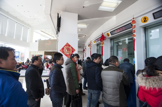 很多退休老人一到养老金发放时间,就到银行排队将自己的养老金取出来