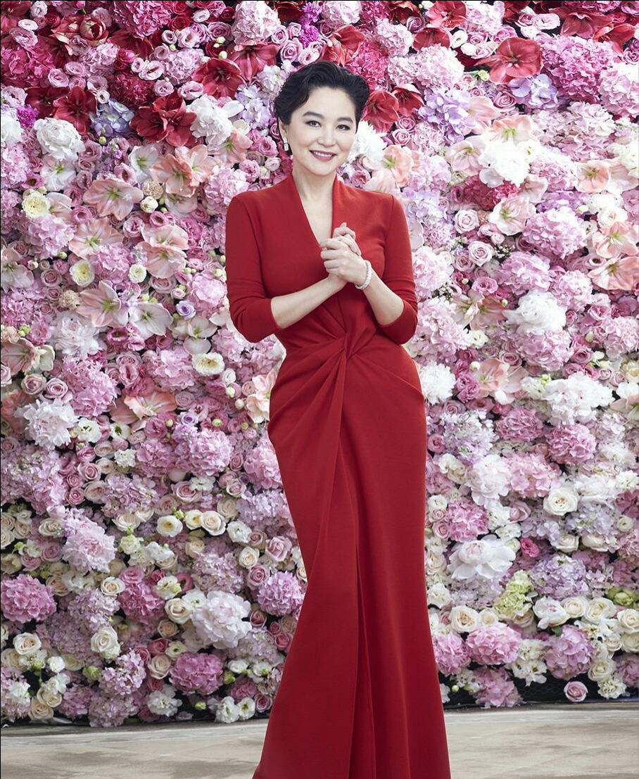 林青霞67岁生日发文,干练短发烈焰红唇,鲜花假蛋糕惹注目