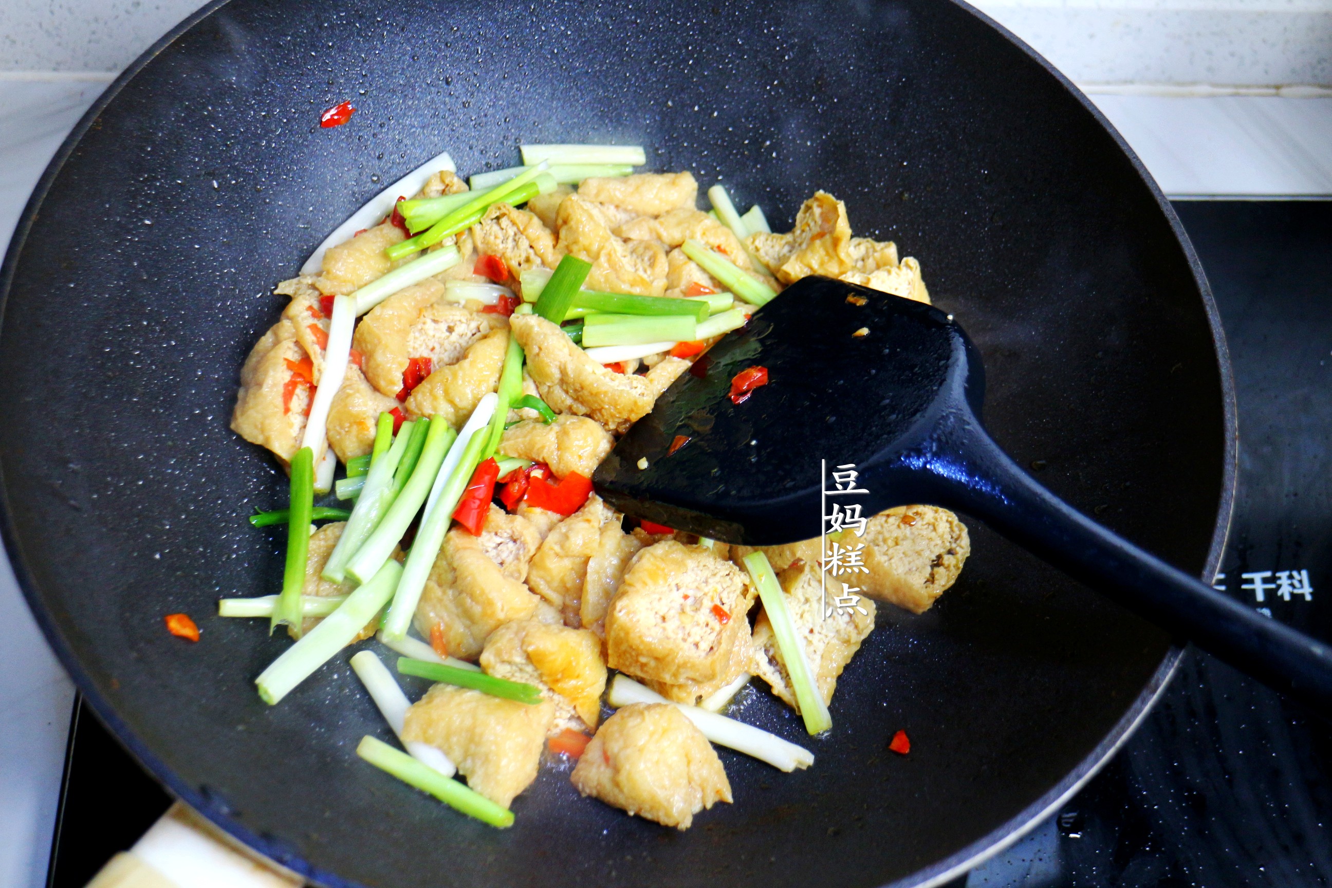 油豆腐泡怎么炒才好吃？这样做，5分钟上桌，简单又下饭