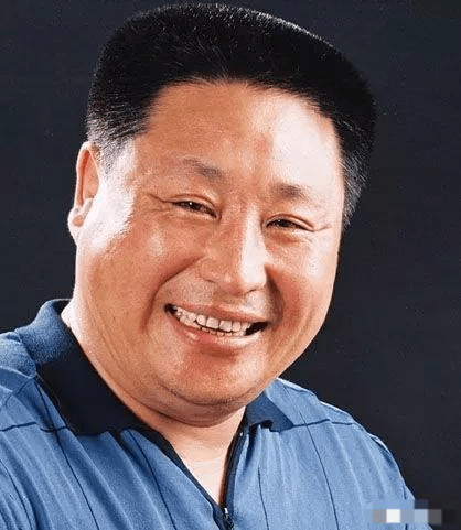50岁时因月仙的交通事故去世，在《乡下的爱》中有6位演员因病或意外去世。