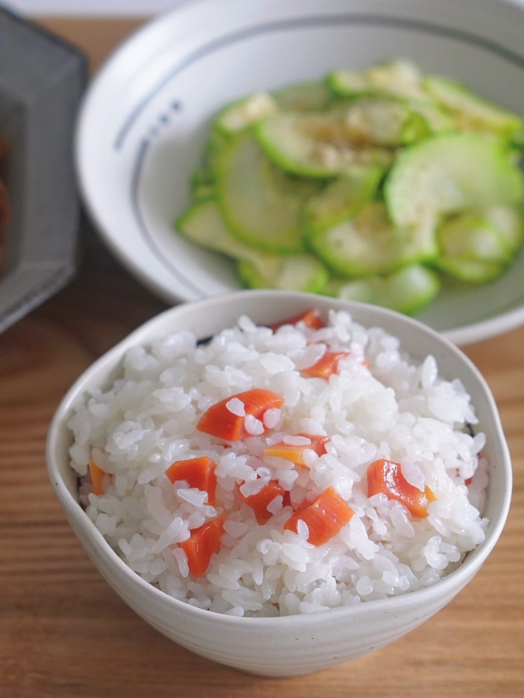 微波炉煮米饭怎么操作（十分钟做出美味的米饭）