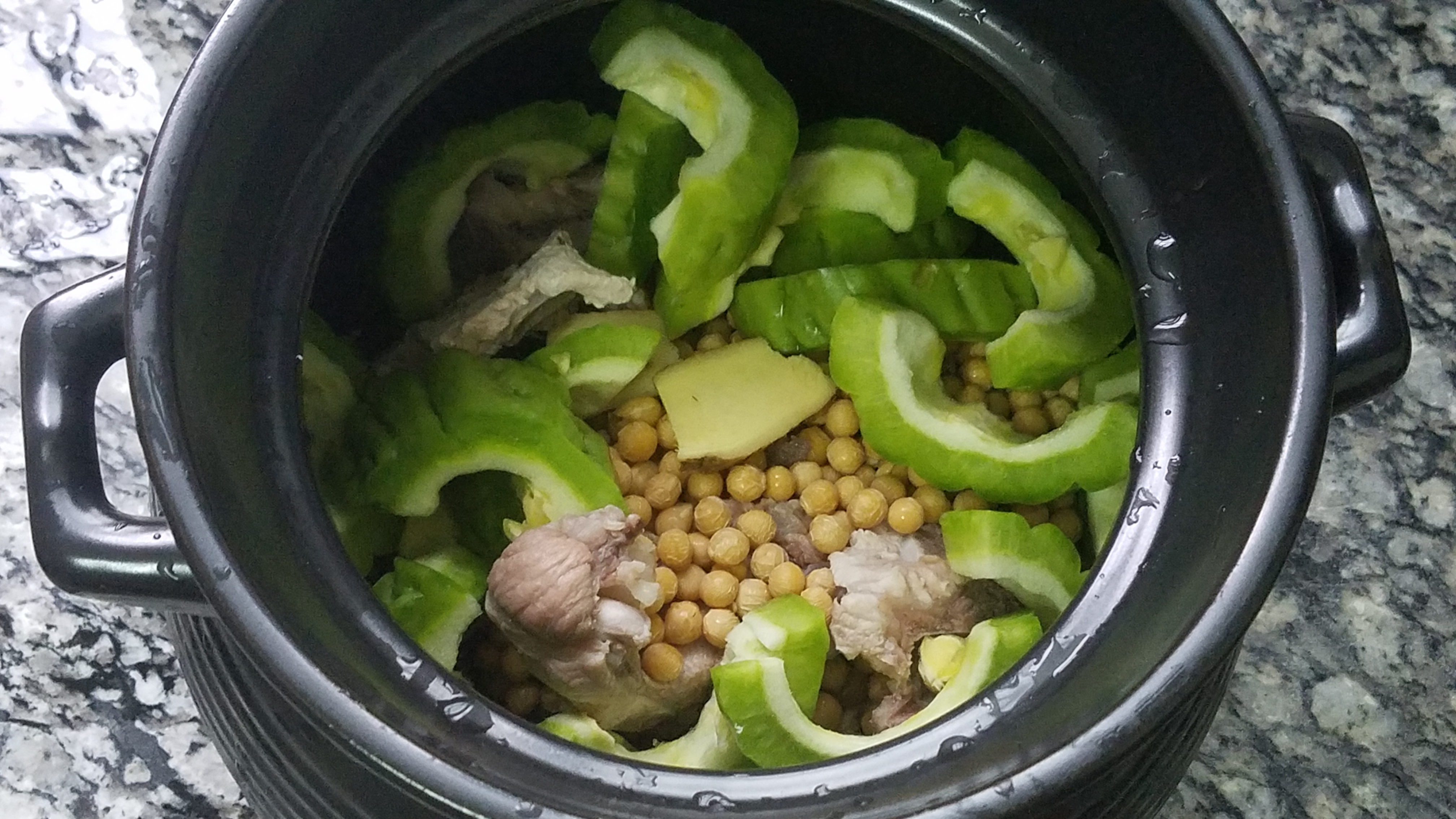 猪骨黄豆苦瓜汤,广东很出名的特色做法,简单好喝,清热又下火