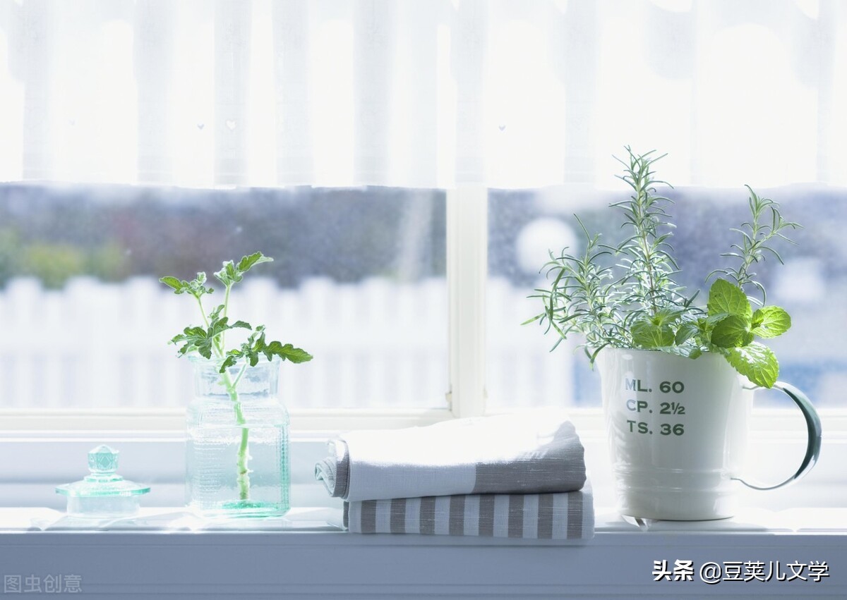 他独坐窗前，心如明镜，世界澄澈无尘，唯有寂静与光温柔相拥。
