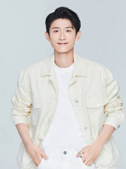 关晓彤微博发文：幸好，曾经的我爱过年少的你