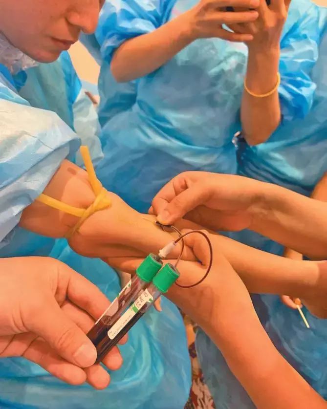 男记者卧底微整形速成班：学员互相注射抽血学习一周速成，“哪个（药）便宜用哪个”