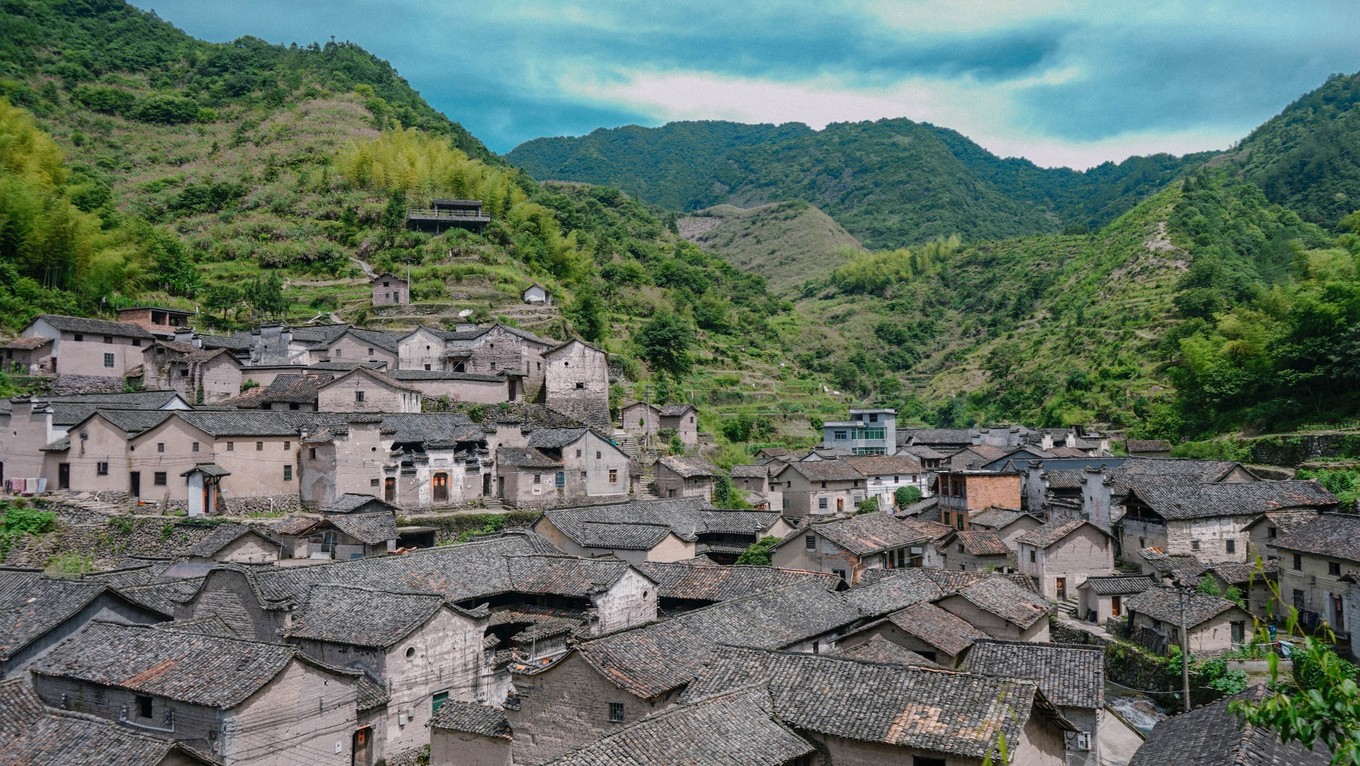 山下鲍村俞源太极星象村整个村子十分干净,整洁,在村旁小山上俯瞰星象