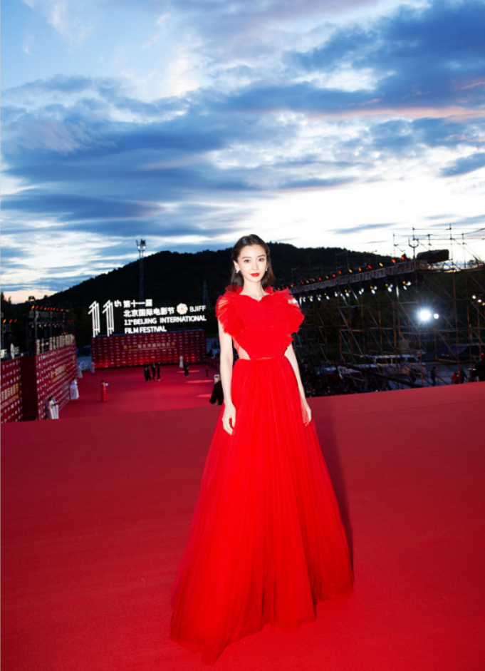 angelababy不愧是顶流,穿正红色爱心礼服裙亮相红毯,美出新高度